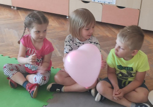 Dzieci z różowym balonem przyjaźni